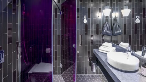 Standard Room, 1 King Bed | Bathroom | Shower, free toiletries, hair dryer, bidet