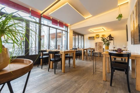 Lunch, dinner served; Regional cuisine, alfresco dining 