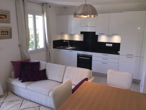 Studio Suite, Kitchen (A6) | Private kitchen | Fridge, oven, stovetop, dishwasher