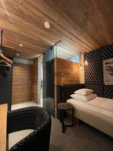 Single Room | Hypo-allergenic bedding, in-room safe, individually decorated