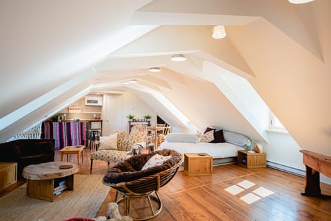 La Latte | Blackout drapes, travel crib, free WiFi, bed sheets