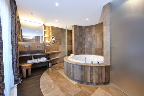 Honeymoon Suite, 1 King Bed, Mountain View (Jungbrunnensuite) | Deep soaking bathtub