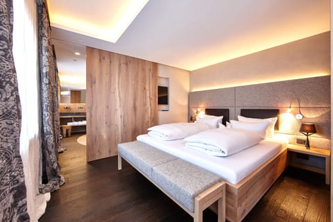 Honeymoon Suite, 1 King Bed, Mountain View (Jungbrunnensuite) | Hypo-allergenic bedding, down comforters, minibar, in-room safe