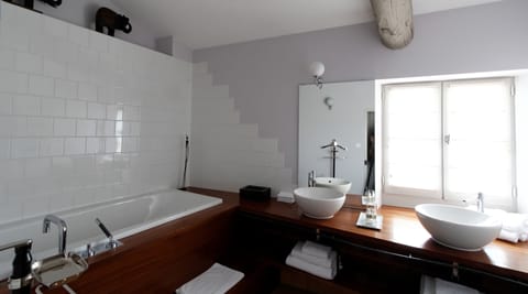 Deluxe Suite | Deep soaking bathtub