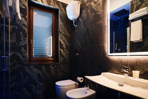 Deluxe Room, Balcony | Bathroom | Eco-friendly toiletries, hair dryer, bidet, towels