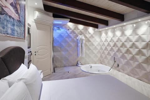 Luxury Suite, Jetted Tub | Premium bedding, Select Comfort beds, minibar, soundproofing