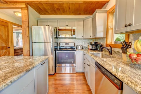 kitchen area...granite countertops, island