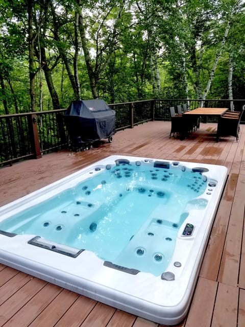 Huge 12 person hot tub feels like a private swimming pool! Complete privacy!