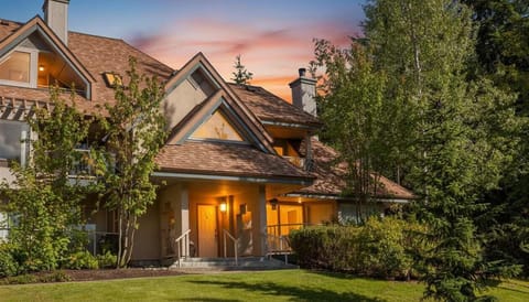 - Charming mountain townhouse surrounded by evergreens and scenic trails  
- Ideal Whistler getaway near golf, ski lifts, and hiking adventures  
- Peaceful retreat with private entry and sunlit alpine views  
