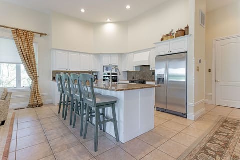 Kitchen Island - Walker Luxury Vacation Rentals