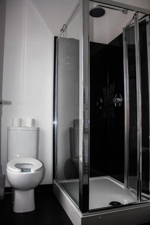 Combined shower/tub, free toiletries, hair dryer, towels