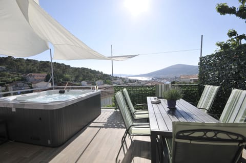 Private jacuzzi !