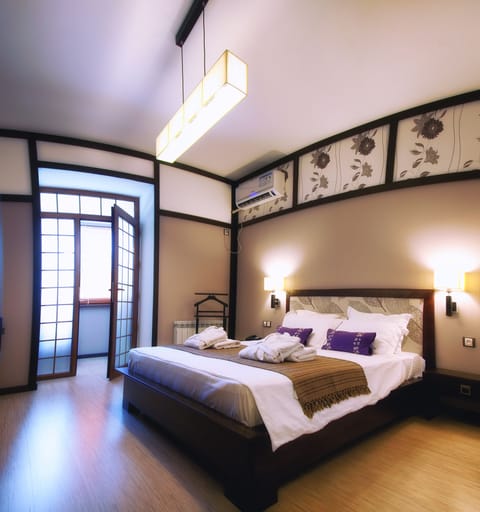 Design Double or Twin Room | Minibar, in-room safe, desk, blackout drapes
