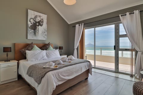 Apartment (2 Bedrooms) | 2 bedrooms, iron/ironing board, cribs/infant beds, free WiFi