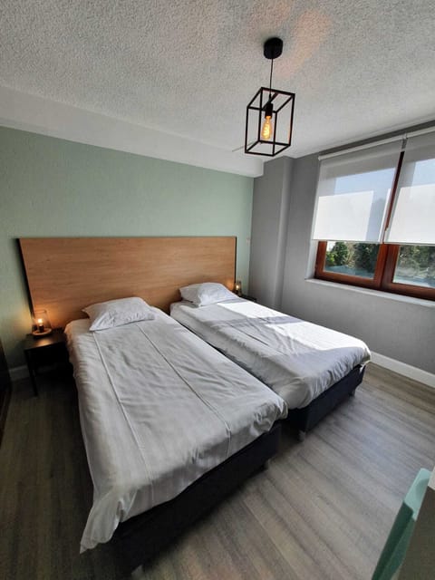 Twin Room | Desk, laptop workspace, blackout drapes, iron/ironing board