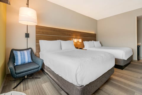 Standard Room | Premium bedding, pillowtop beds, in-room safe, laptop workspace