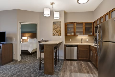 Suite, 1 Bedroom, Kitchen | 1 bedroom, desk, WiFi (free), bed sheets