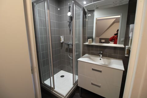 Double Room | Bathroom | Free toiletries, hair dryer, towels