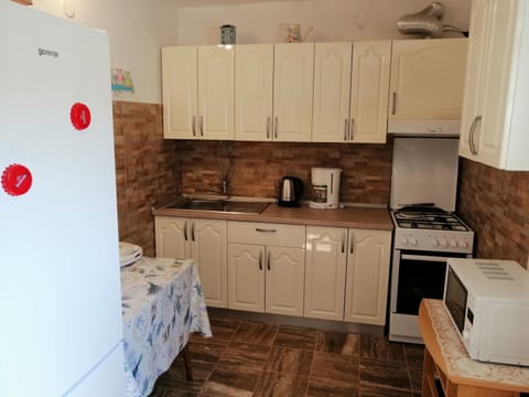 Apartment (A1) | Private kitchen | Fridge, oven, stovetop, espresso maker