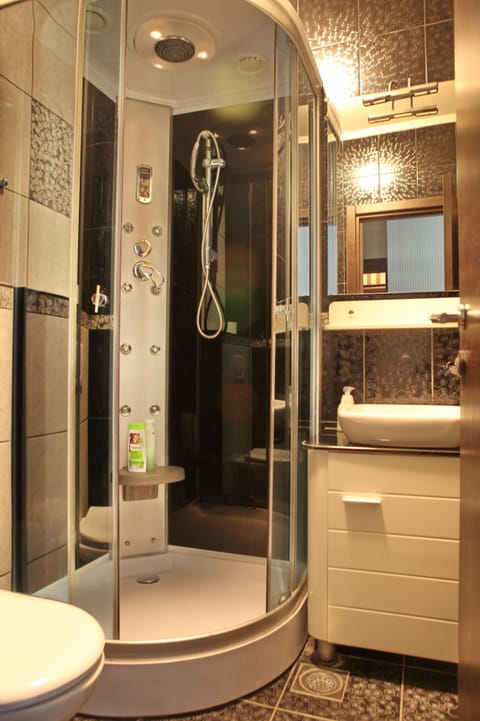 Standard Room, 2 Twin Beds | Bathroom shower