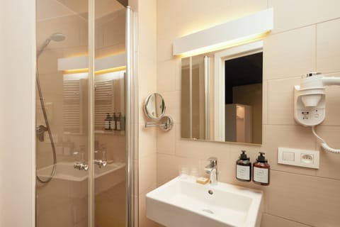 Double Room (Small) | Bathroom | Towels
