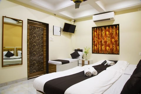 Family Quadruple Room | Individually decorated, individually furnished, desk, blackout drapes