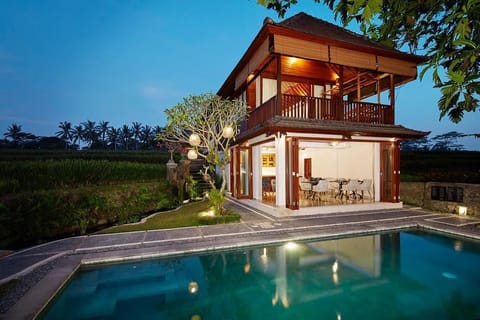 Breakfast, lunch and dinner served