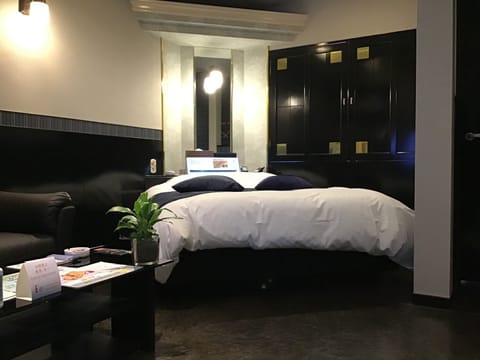 Deluxe Double Room, Smoking | Premium bedding, down comforters, minibar, desk