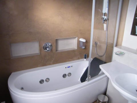 Superior Double Room (Balneotherapy bath) | Bathroom | Rainfall showerhead, hair dryer, towels