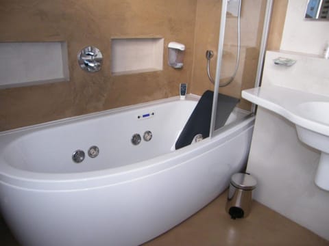 Superior Double Room (Balneotherapy bath) | Bathroom | Rainfall showerhead, hair dryer, towels