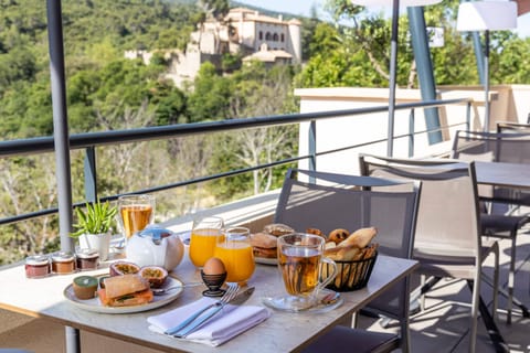 Daily cooked-to-order breakfast for a fee