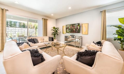 [amenities:living-area:2] Living Area