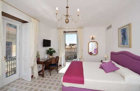 Junior Suite, 1 Bedroom, Balcony | 1 bedroom, individually decorated, individually furnished, desk