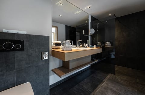 Double Room "LebensFreude" | Bathroom | Shower, free toiletries, hair dryer, bathrobes