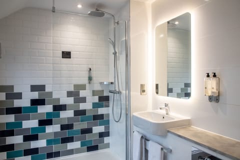 Deluxe Super King Room | Bathroom | Towels