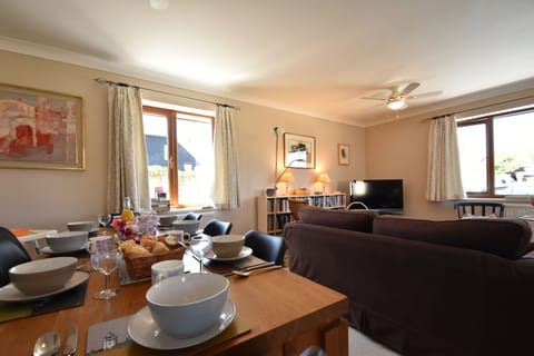 Bungalow, 4 Bedrooms | Living room | Flat-screen TV, video-game console, DVD player