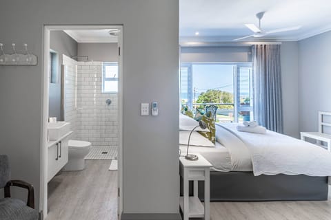 Luxury Double Room, Ocean View | Minibar, in-room safe, individually decorated, individually furnished