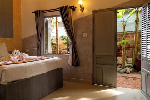 Back Garden Deluxe Room | Minibar, desk, free WiFi, bed sheets