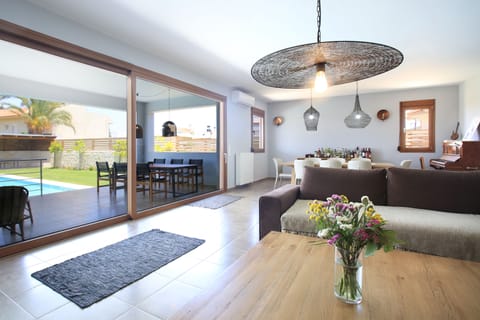 Deluxe Villa, 4 Bedrooms, Private Pool | Living area | Smart TV