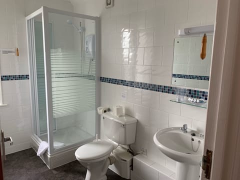 Double Room, Ensuite | Bathroom | Eco-friendly toiletries