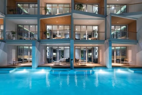 7 outdoor pools, sun loungers