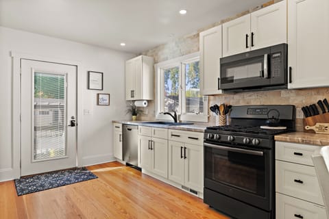 KItchen space i nice and open and easy to work around 