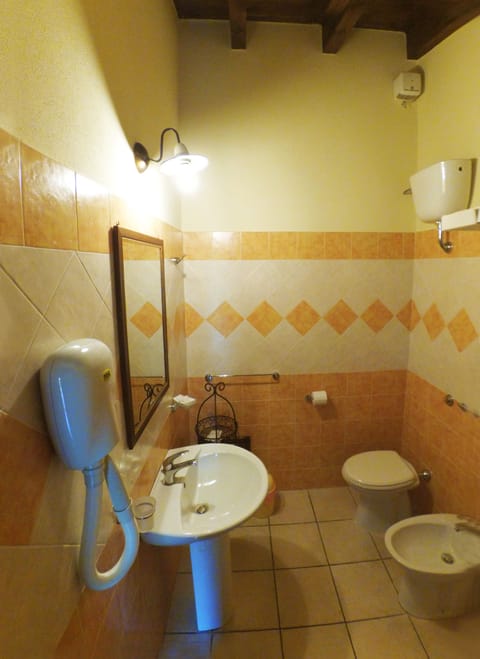 Comfort Double Room | Bathroom | Shower, free toiletries, hair dryer, bidet