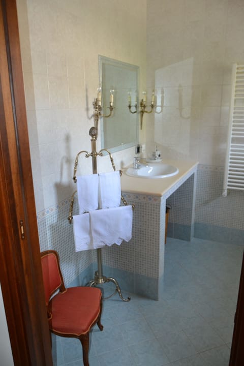 Comfort Triple Room | Bathroom sink