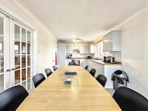 House | Private kitchen | Fridge, microwave, oven, stovetop