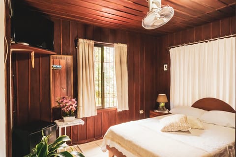 Basic Room, 1 Double Bed, Ensuite | Premium bedding, down comforters, Tempur-Pedic beds