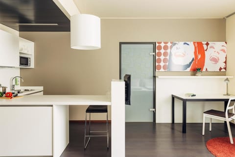 Apartment | Hypo-allergenic bedding, in-room safe, desk, soundproofing