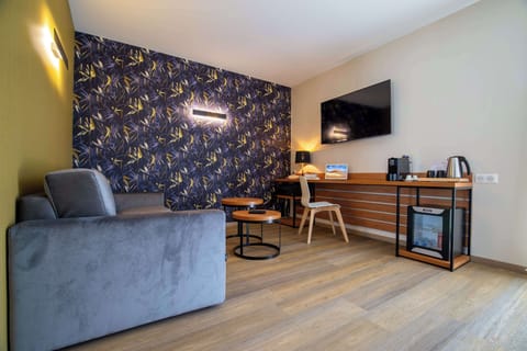 Suite, 1 Queen Bed, Non Smoking, Terrace | In-room safe, desk, blackout drapes, soundproofing