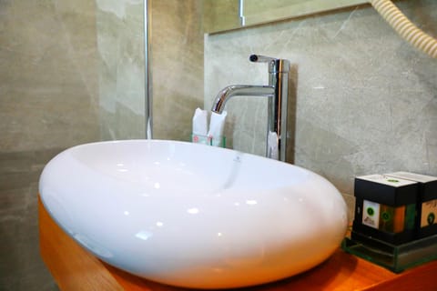 Twin Room, Mountain View | Bathroom sink