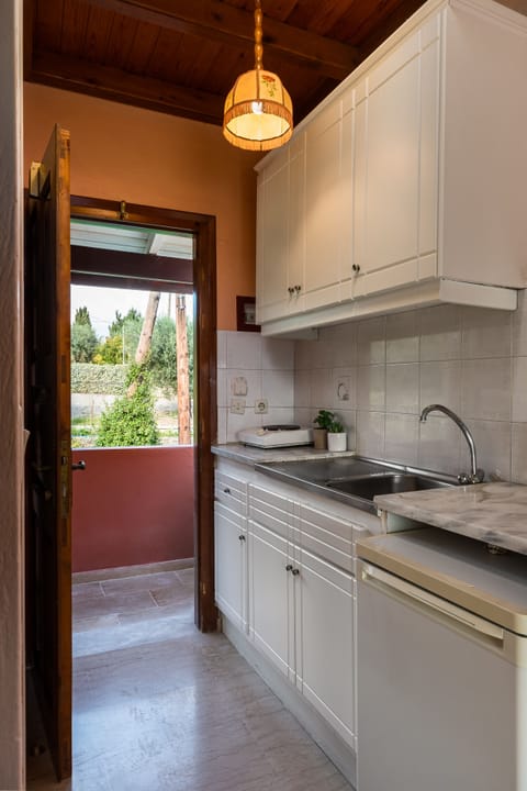 Standard Studio | Private kitchenette | Fridge, stovetop, electric kettle, cookware/dishes/utensils